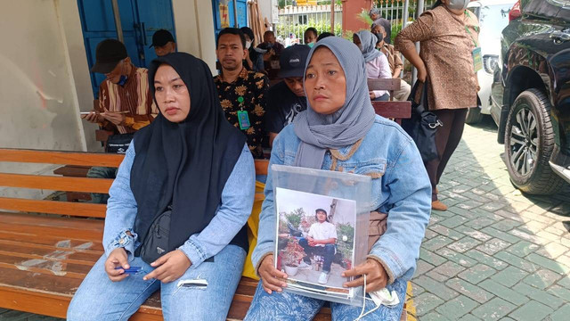 Rini Hanifah (kanan), keluarga korban Kanjuruhan, Senin (16/1/2022). Foto: Farusma Okta Verdian/kumparan