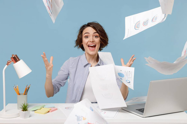  Ilustrasi karyawan. Foto: ViDI Studio/Shutterstock. 