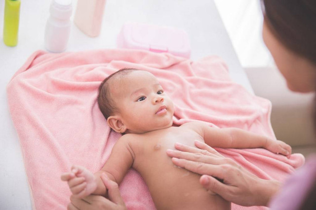 Ilustrasi bayi menggunakan parfum bayi yang tahan lama. Foto: Shutterstock.com