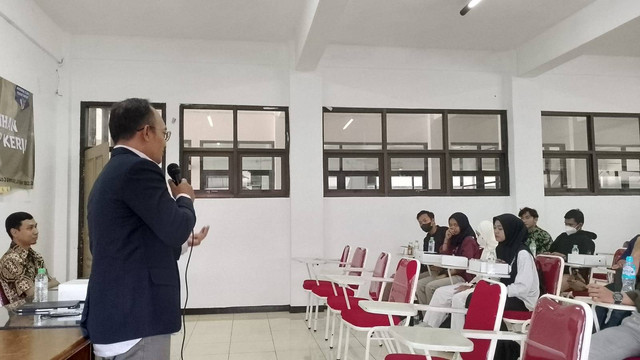 Ir. Setiyo Budi Utomo, ST, MM, IPM. memberikan Pelatihan Melamar Kerja, Rabu (31/08/22). Foto: MESIN UMSIDA