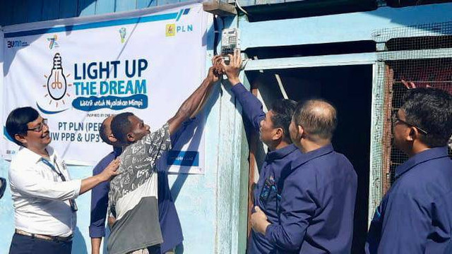 Rumah Ferry Ifere di Jayapura yang mendapat penerangan listrik PLN. Foto PLN Papua 