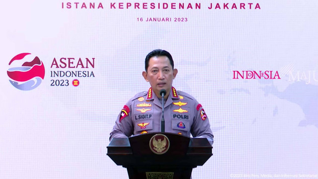 Kapolri Jenderal Listyo Sigit memberikan keterangan pers soal kerusuhan di PT GNI Morowali di Istana Presiden, Jakarta, Senin (16/1/2023). Foto: Youtube/Sekretariat Presiden
