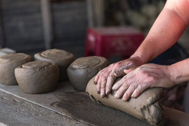 Foto oleh Quang Nguyen Vinh: https://www.pexels.com/id-id/foto/orang-molding-brown-clay-2162943/