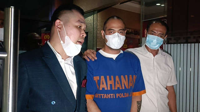 Ferry Irawan resmi ditahan di Mapolda Jatim atas kasus KDRT kepada istrinya, Venna Melinda, Senin (16/1/2023) Foto: Farusma Okta Verdian/kumparan