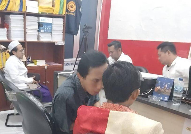 Kiai Muhammad Fahim Mawardi diperiksa di Polres Jember, Senin malam (16/1). Foto: Dok. Istimewa