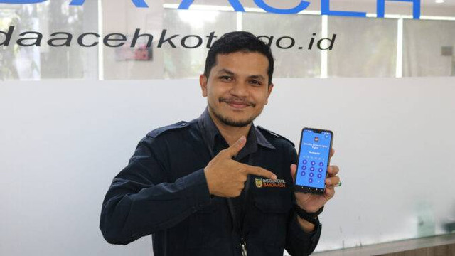 Saat ini warga Kota Banda Aceh bisa memiliki identitas kependudukan digital milik Ditjen Dukcapil Kemendagri yang dapat diunduh melalui smartphone). Foto: Dok. MC Banda Aceh