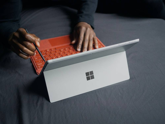 Ilustrasi menggunakan laptop layar sentuh. Foto: Unsplash.com