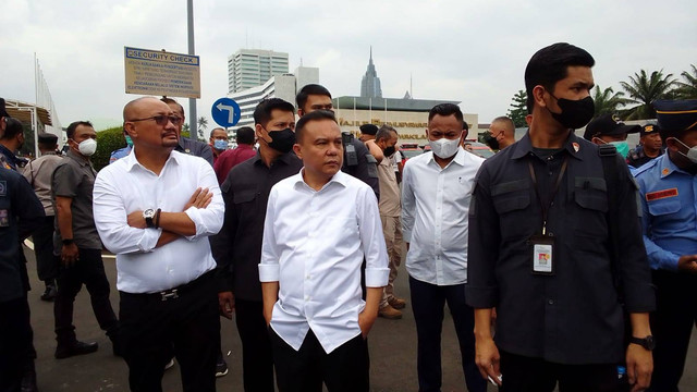 Wakil Ketua DPR RI Sufmi Dasco Ahmad memantau situasi demo kepala desa di DPR, Selasa (17/1/2023). Foto: Annisa Thahira Madina/kumparan