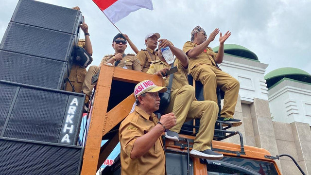 Ratusan kepala desa demo di depan DPR meminta perpanjangan masa jabatan dari 6 tahun menjadi 9 tahun. Foto: Annisa Thahira Madina/kumparan