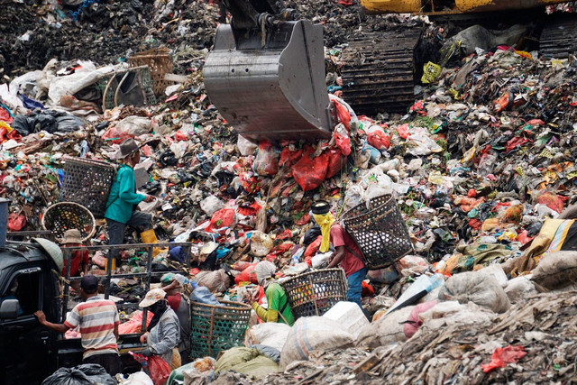 Sejumlah pemulung memilah sampah di Tempat Pembuangan Sampah Terpadu (TPST) Bantar Gebang, Ciketing Udik, Bekasi pada Selasa (17/1/2023). Foto: Iqbal Firdaus/kumparan