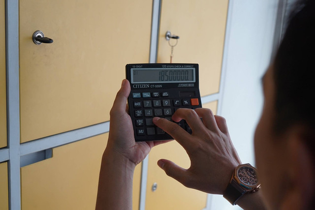 Ilustrasi menghitung zakat penghasilan (Dok: Rumah Amal Salman) 