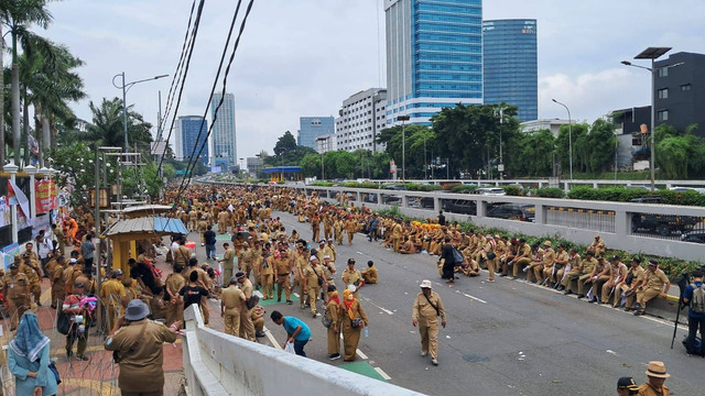 Situasi jalan gatot subroto di depan DPR ditutup saat massa kepala desa menggelar demo perpanjangan masa jabatan pada Selasa (17/1/2023). Foto: Annisa Thahira Madina/kumparan