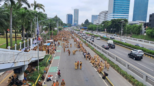 Situasi jalan gatot subroto di depan DPR ditutup saat massa kepala desa menggelar demo perpanjangan masa jabatan pada Selasa (17/1/2023). Foto: Annisa Thahira Madina/kumparan