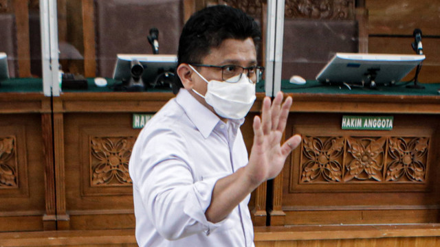 Terdakwa kasus pembunuhan berencana terhadap Nofriansyah Yousa Hutabarat atau Brigadir J, Ferdy Sambo menyapa pengunjung sebelum menjalani sidang di Pengadian Negeri Jakarta Selatan, Jakarta, Selasa (17/1/2023).  Foto: ANTARA FOTO/Fauzan