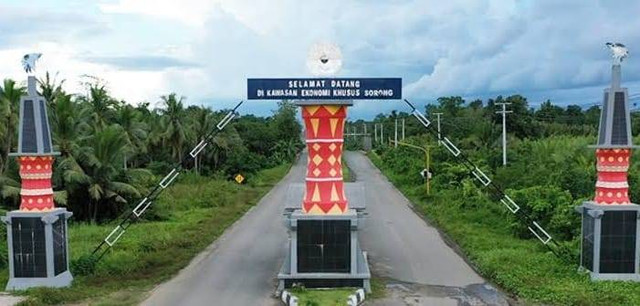 Pintu gapura Kawasan Ekonomi Khusus Sorong. Foto ist.