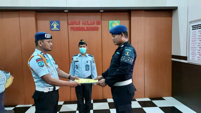 Humas Lapas Probolinggo - Terapkan Sop, Regu Pengamanan Lapas Probolinggo Laksanakan Apel Serah Terima Penjagaan