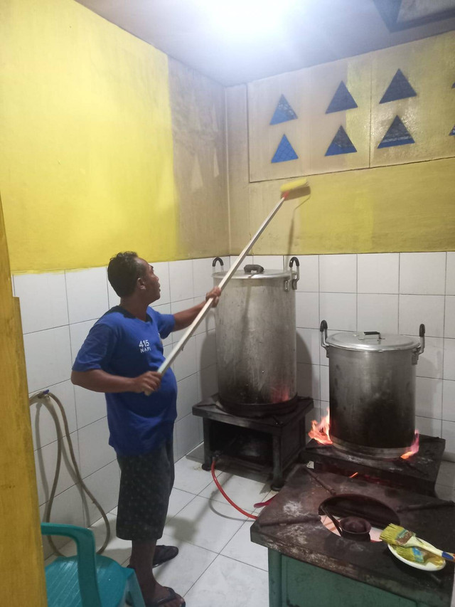 Humas Lapas Probolinggo - Tampilan Harus selalu Bersih, Lapas Probolinggo Lakukan Pengecatan Dapur