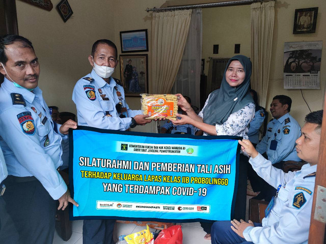 Humas Lapas Probolinggo - Bentuk Rasa Peduli, Lapas Probolinggo Silaturahmi terhadap Keluarga Pegawai Terdampak COVID-19