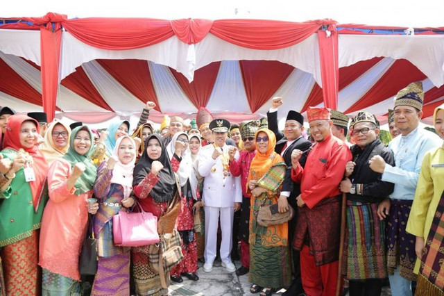 Ilustrasi Baju Adat. Foto: Dinas Komunikasi, Informatika, dan Statistik Provinsi Riau