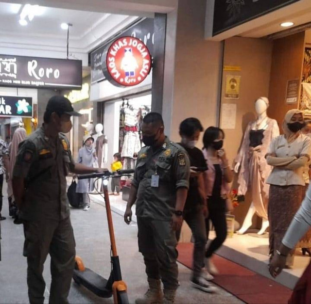 Satpol PP Kota Yogyakarta saat mengamankan skuter listrik yang beroperasi di Kawasan Malioboro. Foto: Instagram/@satpolppkotayogyakarta