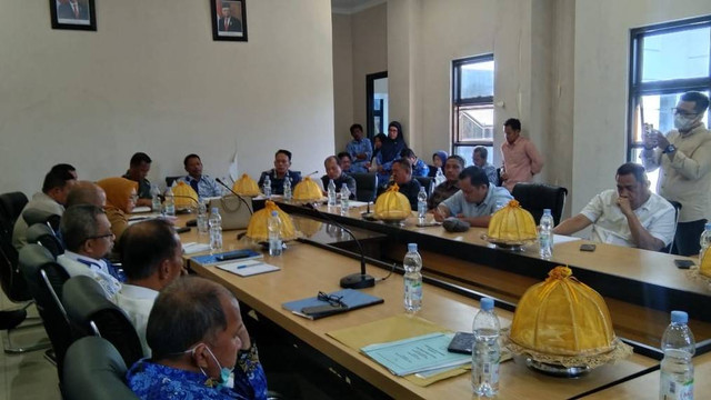 Rapat dengar pendapat DPRD Mamuju terkait rencana pembangunan rumah sakit TNI AD di Lapangan Merdeka Mamuju. Foto: Istimewa