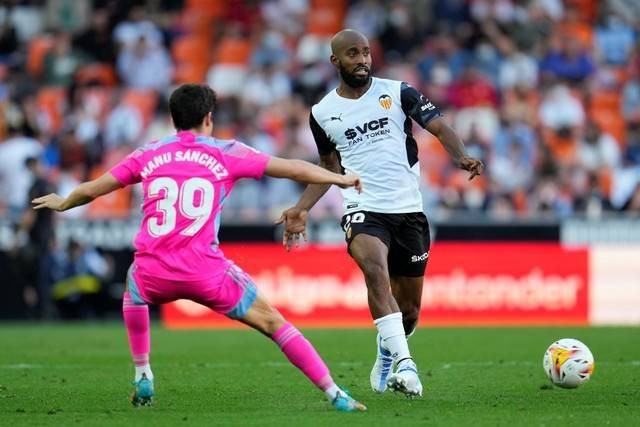 Pemain Osasuna Manu Sanchez beraksi dengan pemain Valencia Dimitri Foulquier di Estadio Mestalla, Sabtu (16/4/2022). Foto: Aitor Alcalde/Getty Images