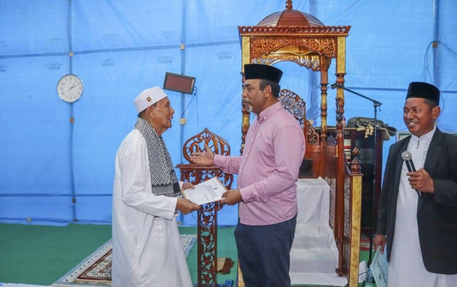Abdul Faris Umlati, SE, menyerahkan bantuan untuk renovasi masjid Al Falah kota Sorong. Foto Wim/BalleoNEWS