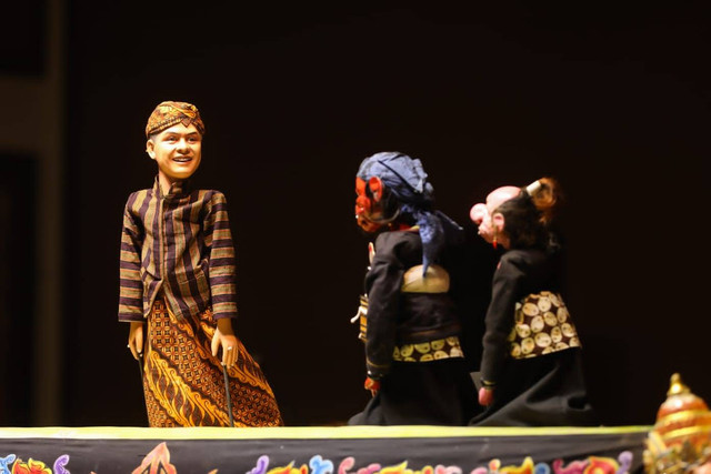Kegiatan Pagelaran Wayang Golek yang diadakan Ganjar Muda Padjadjaran (GMP) bersama Padepokan Giri Harja di Dayeuh Kolot, Kabupaten Bandung. Selasa (17/1/2023). Foto: Dok. Istimewa