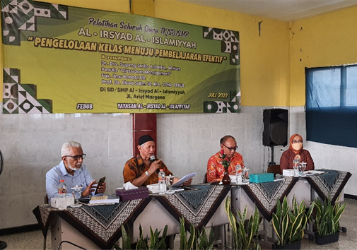Tim Pengabdian FEB UB didampingi oleh Ketua Yayasan Al-Irsyad Al-Islamiyyah dalam pelatihan bertajuk "Pengelolaan Kelas Menuju Pembelajaran yang Efektif"