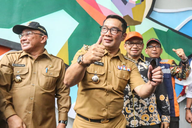 Gubernur Jawa Barat Ridwan Kamil bersama Walikota Depok Mohammad Idris meninjau Underpass Dewi Sartika usai peresmian di Depok, Jawa Barat, Selasa (17/1/2023). Foto: Asprilla Dwi Adha/Antara Foto