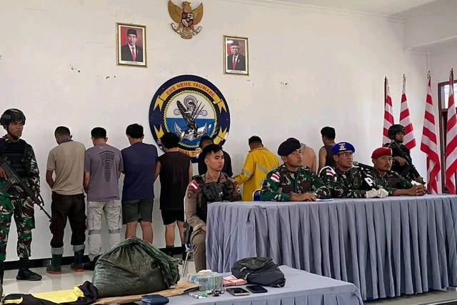 Penangkapan sembilan orang pelaku pencurian 34 karung konsentrat milik PT. Freeport Indonesia (PTFI) di area Portsite, Kabupaten Mimika, Papua Tengah, sekitar pukul 02.30 WIT, Senin, (16/1/2023). Foto: Dispenal