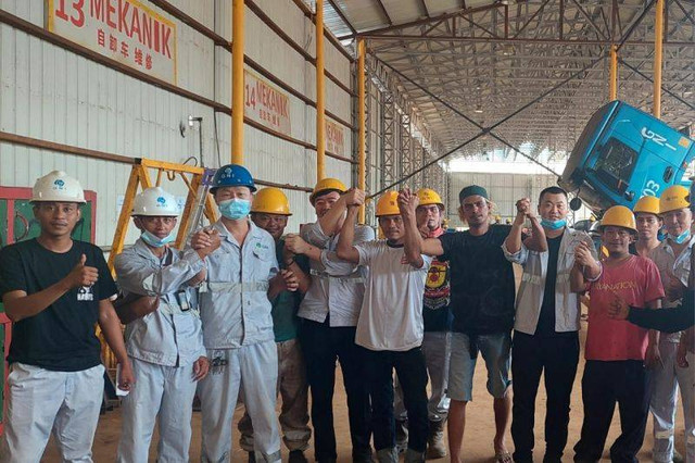 TKA dan TKI PT Gunbuster Nickel Industry (GNI) di Kabupaten Morowali Utara, Sulawesi Tengah menunjukkan keharmonisan mereka pascabentrok dengan saling bergandengan tangan, Selasa (17/1/2023). Foto: Humas Polda Sulteng/HO ANTARA