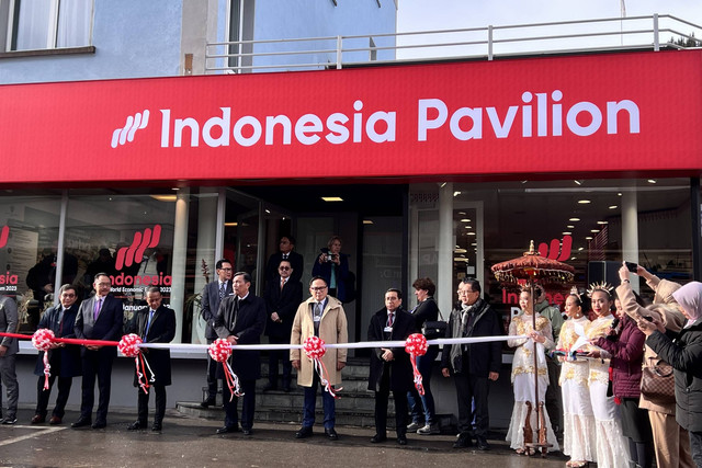 Menko Marves Luhut Binsar Pandjaitan, Menteri Investasi Bahlil Lahadalia, Wakil Menteri BUMN II Kartika Wirjoatmodjo, dan pejabat lain membuka Indonesia Pavilion di acara World Economic Forum 2023, Davos, Swiss, Selasa (17/1/2023). Foto: Ema Fitriyani/kumparan