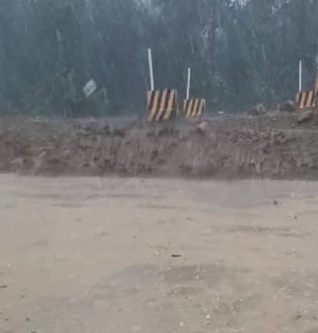 Hujan es mengguyur wilayah Weda Tengah, Kabupaten Halmahera Tengah, Provinsi Maluku Utara, pada Senin 16 Januari 2023. Foto: tangkapan layar