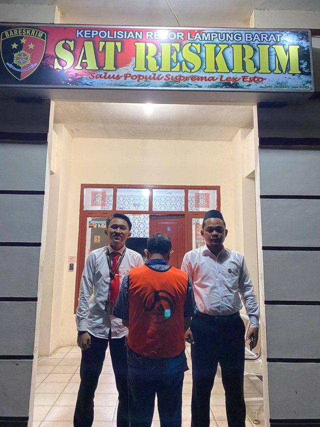 Oknum Kepala SD di Kabupaten Pesisir Barat, Lampung, yang tega menyetubuhi siswinya yang masih SD. Foto: Polres Lampung Barat