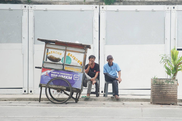 Pedagang berjualan di sekitar kios untuk pedagang kaki lima (PKL) di Jalan Penataran, kawasan Tugu Proklamasi, Jakarta Pusat, Rabu (18/1/2023). Foto: Iqbal Firdaus/kumparan