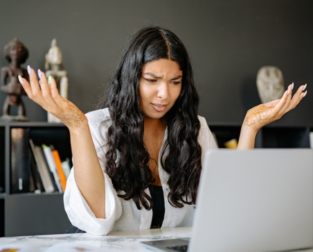 Ilustrasi mengalami laptop eror. Foto: Pexels.com