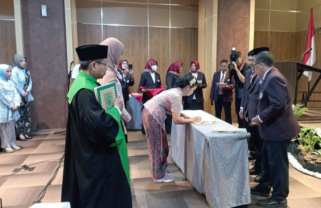 DPW PPNI Jawa Timur mengambil sumpah kepada 85 tenaga perawat baru dari seluruh wilayah di Jatim.