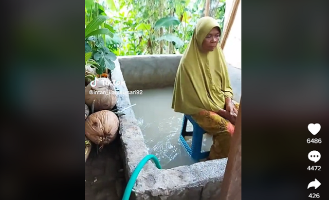 Emak-emak live TikTok mandi di kolam. Foto: TikTok/intan_komalasari92