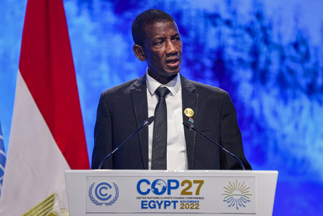 Wakil Presiden Gambia Badara Joof menyampaikan pidato pada KTT para pemimpin konferensi iklim COP27 di Pusat Konvensi Internasional Sharm el-Sheikh, di kota resor Laut Merah Mesir dengan nama yang sama, pada 7 November 2022. Foto: Ahmad Gharabli/AFP