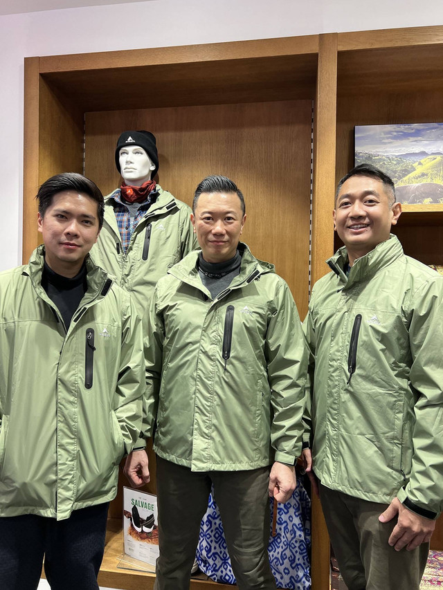 CEO EIGER Indonesia Christian Sarsono (tengah) bersama Marketing General Manager EIGER Indonesia Riadi Suwarno (kanan), dan Head of Eiger Adventure Land Imanuel Wirajaya (kiri) di Indonesia Pavilion, Davos, Swiss, Selasa (17/1/2023).  Foto: Dok. EIGER Indonesia