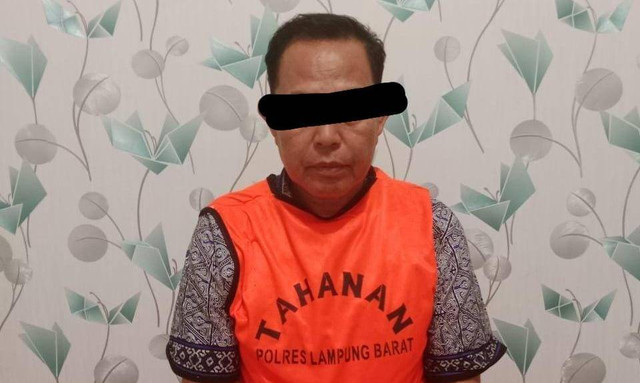 Oknum kepala sekolah di Lampung yang tega setubuhi siswinya 6 kali. Foto: Polres Lampung Barat
