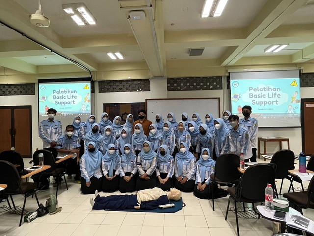 Anggota Dental Emergency 2022/2023 foto bersama dr. Prasasta Wijaya sebagai pemateri