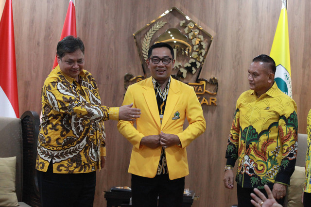 Ketua Umum Partai Golkar Airlangga Hartanto (kiri) berbincang dengan Gubernur Jawa Barat Ridwan Kamil (tengah) didampingi Sekjen Partai Golkar Lodewijk Freidrich Paulus (kanan) saat pertemuan Partai Golkar di Kantor DPP Partai Golkar, Jakarta. Foto: Reno Esnir/Antara Foto