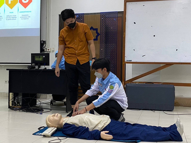 Salah satu anggota Dental Emergency melakukan praktik BLS