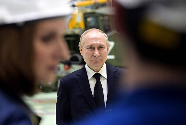 Presiden Rusia Vladimir Putin menghadiri pertemuan dengan karyawan pabrik Obukhovsky, yang merupakan salah satu lokasi produksi produsen rudal Rusia Almaz-Antey, di Saint Petersburg, Rusia. Foto: Sputnik/Ilya Pitalyov/Pool via REUTERS