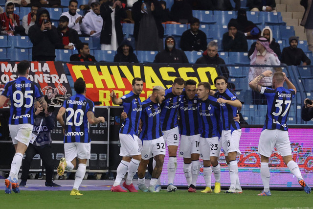 Selebrasi pemain Inter Milan usai mencetak gol ke gawang AC Milan pada pertandingan Piala Super Italia di Stadion King Fahd, Riyadh, Arab Saudi, Rabu (18/1/2023). Foto: GIUSEPPE CACACE / AFP