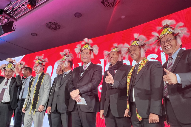 Menko Maritim dan Investasi Luhut Binsar Pandjaitan (paling tengah), Menteri Investasi Bahlil Lahadalia, dan pejabat lainnya dalam pembukaan Indonesia Night 2023 di Davos, Swiss, Rabu (18/1/2023). Foto: Ema Fitriyani/kumparan