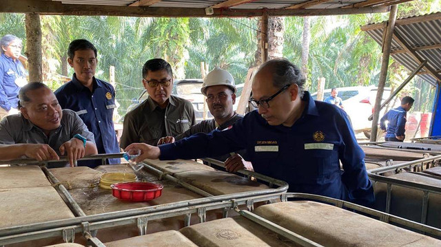 Melihat kualitas minyak dari tambang rakyat di Aceh Timur. Foto: BPMA   