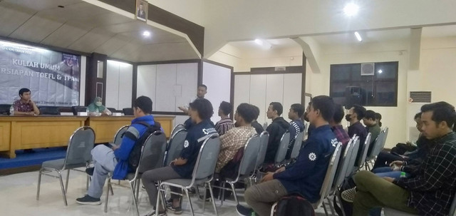 Niko Fediyanyo, SS., MA. menjelaskan tentang perispan yang dilakukan untuk Tes Bahasa Inggris. Foto: MESIN UMSIDA